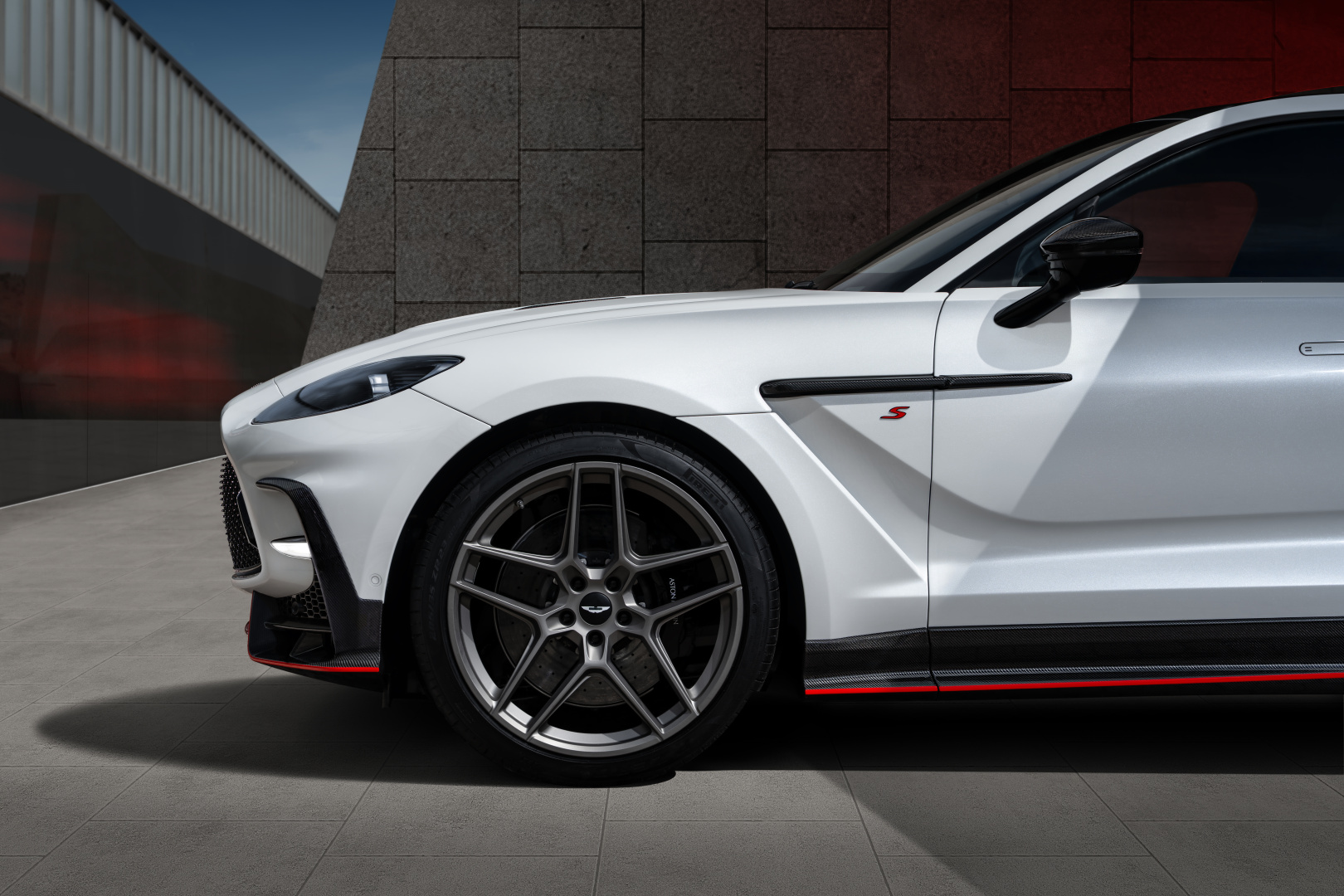 SMALL_Aston Martin DBX S_7